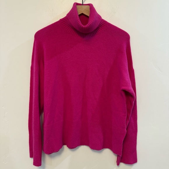 JCREW | NWT Supersoft Side Slit Turtleneck Sweater
Merino Wool Size Small - Picture 1 of 8